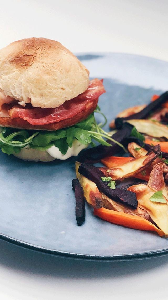 Fiskeburger med bacon og rotgrønnsaksfries