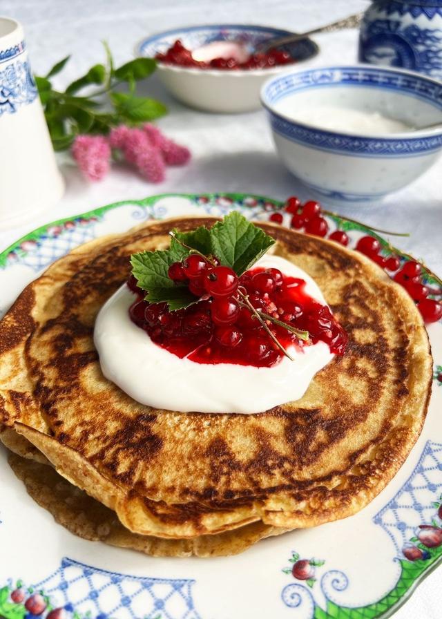 Fluffy Pancakes with Currants and Sourcream
