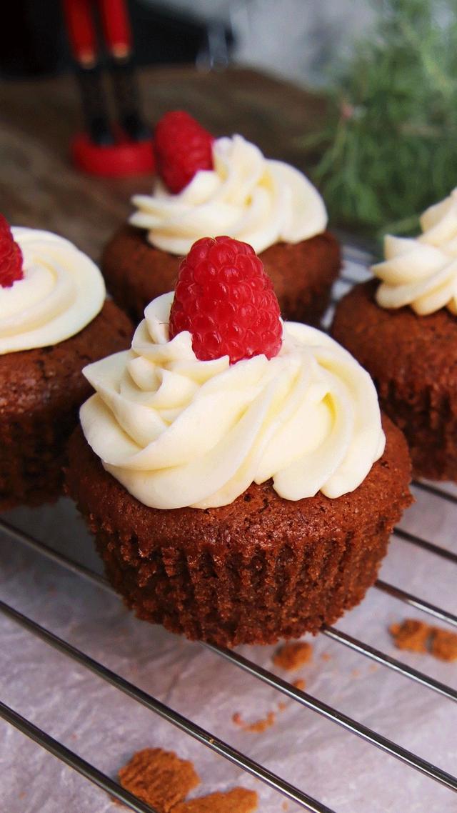 Gingerbread Muffins with Cream Cheese Topping