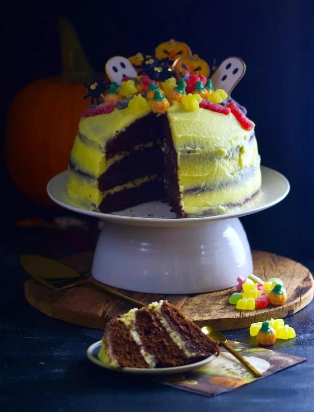 Glutenfri sjokoladekake med godis til halloween