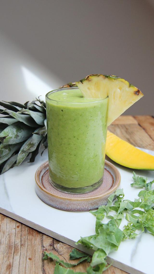 Grønn smoothie med ananas og grønnkål 