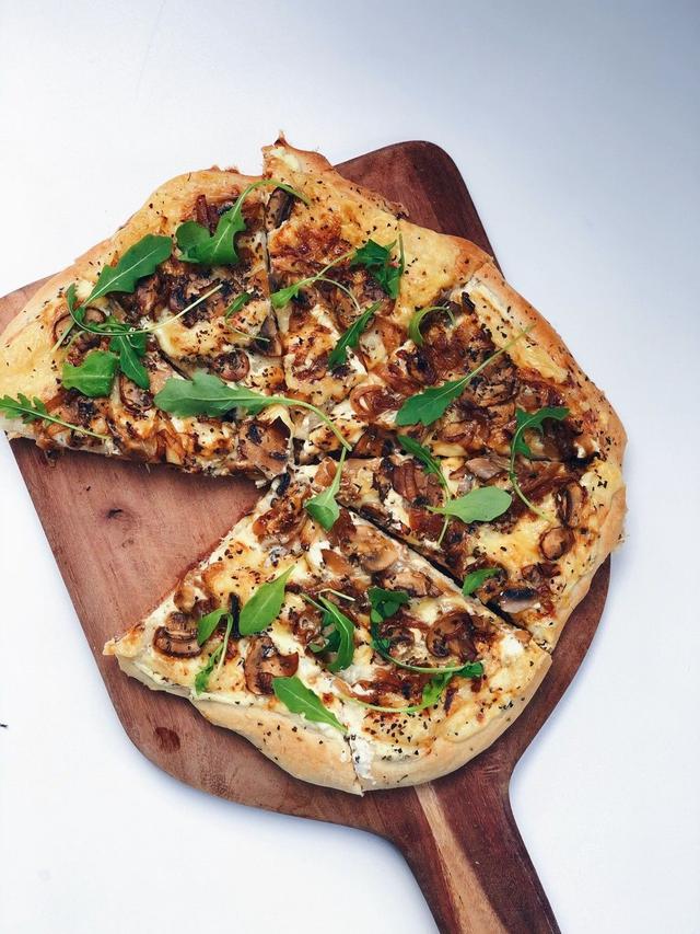 Hvit pizza med karamellisert løk og champignon