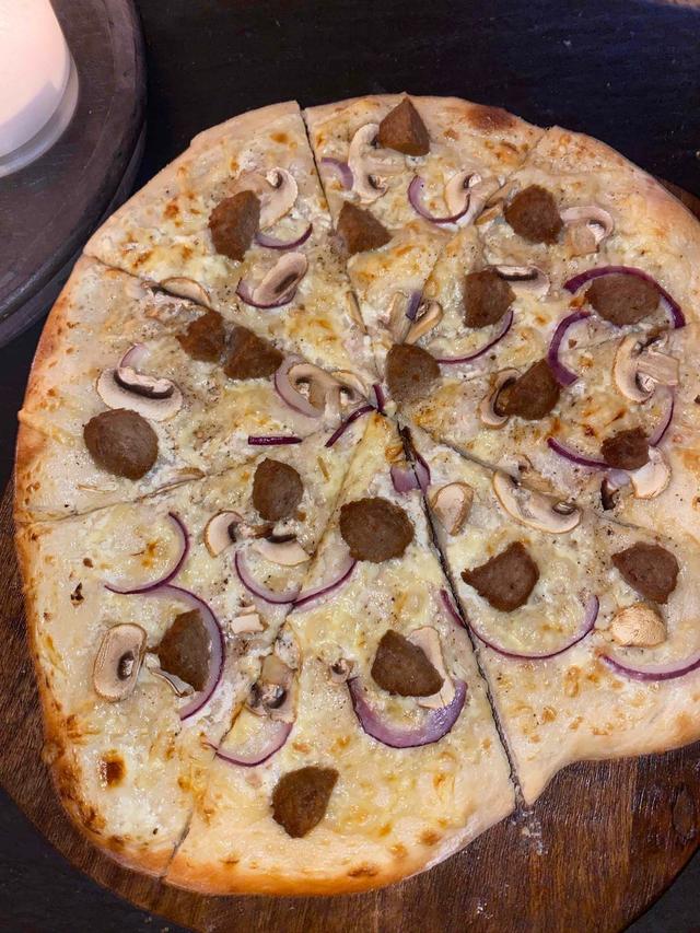 Hvit pizza med kjøttboller