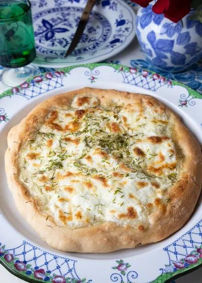 Hvit pizza med rester av blomkål- og brokkolinisuppe. 
