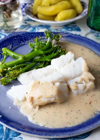 Klassisk kokt torsk med brokkolini og syrlig smørsaus