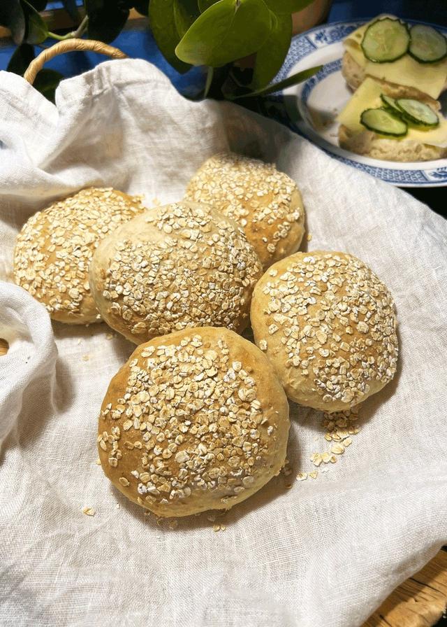 Norwegian rolls with oats