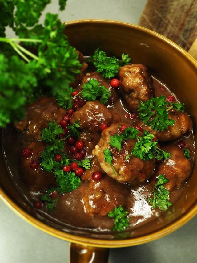 Saftige kjøttkaker i brun saus med ribbefett