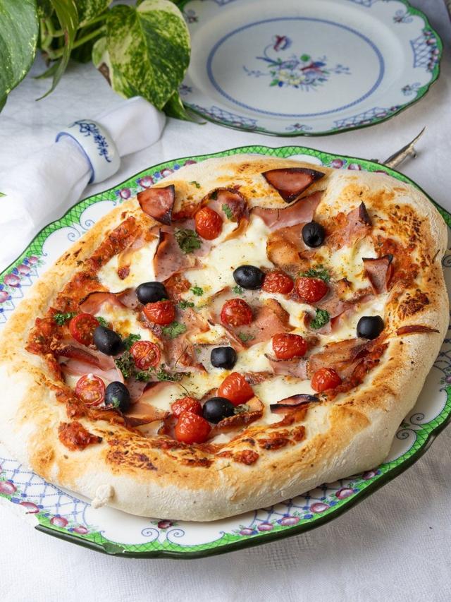 Pizza med mozzarella og skinke