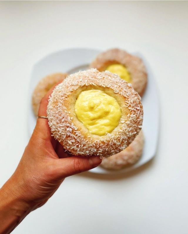 Quickfix Buns With Custard and Coconut