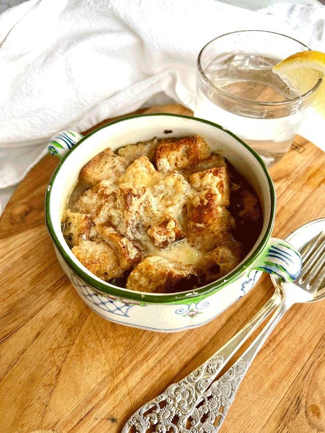 Red Onion Soup au gratin with Cheddar and Croutons
