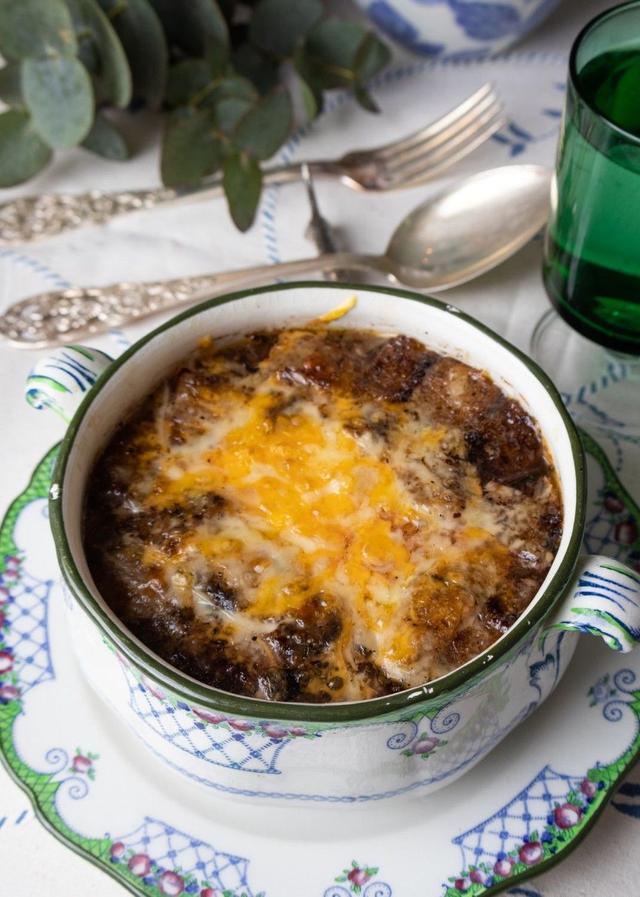 Red Onion Soup Au Gratin with Cheese 