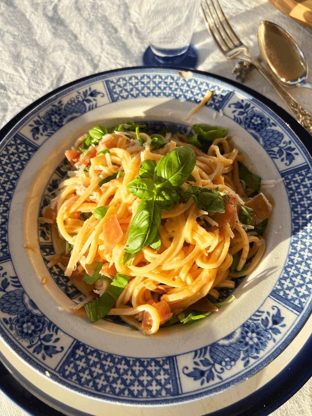 Reste-tomatsuppe med spaghetti, parmesan og serranoskinke! 