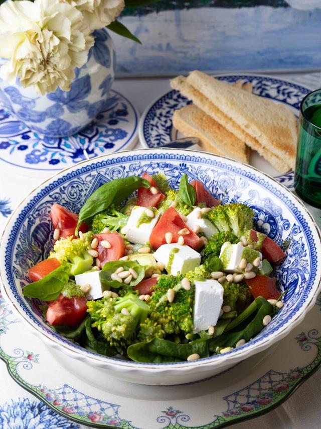 Salat med tomat, brokkoli og fetaost