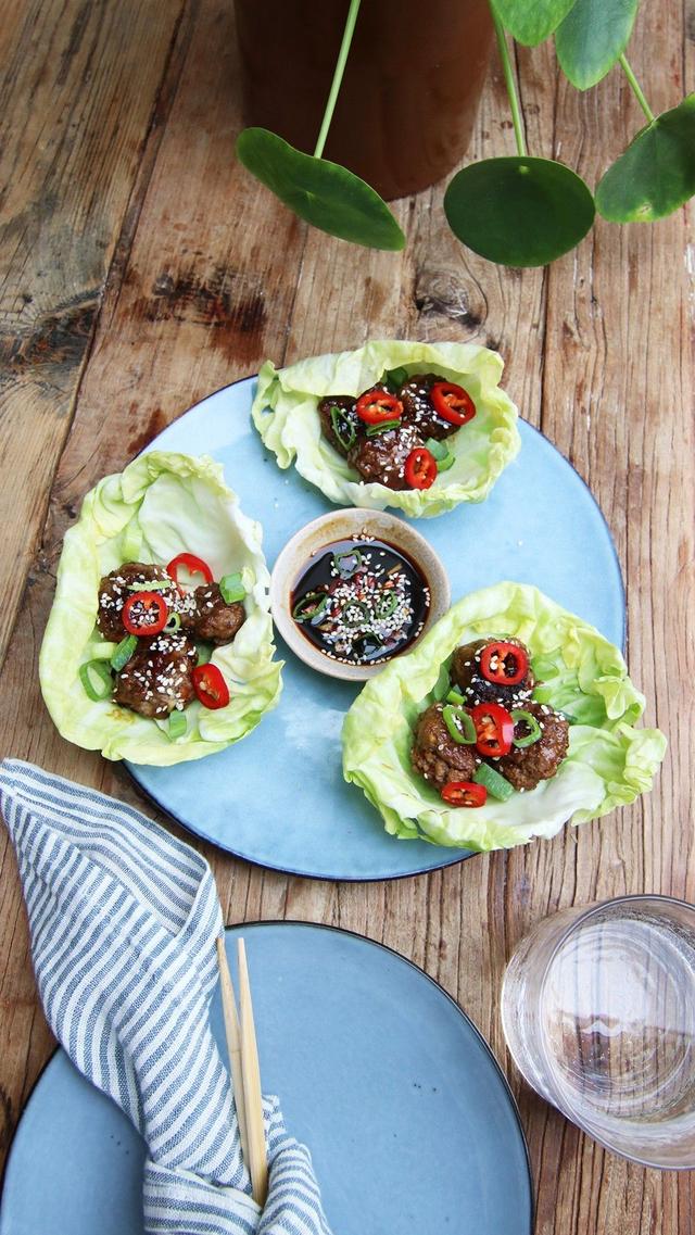 Salatwraps med asiatiske kjøttboller og hoisinsaus