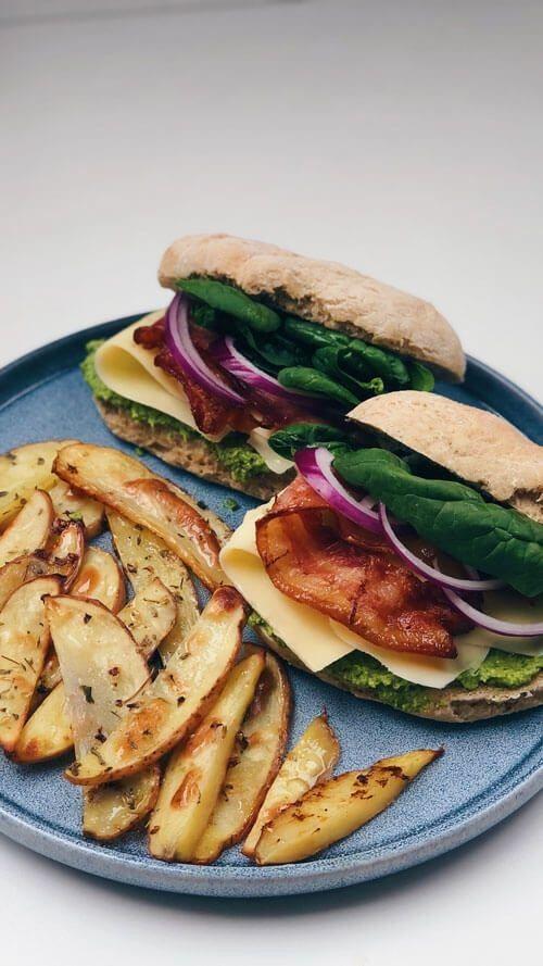 Sandwich med brokkolipesto og bacon