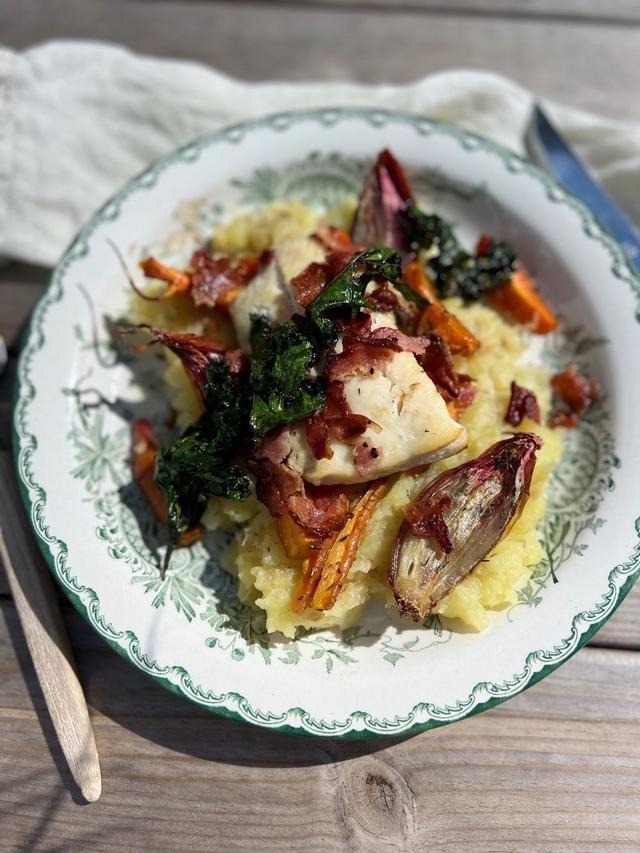 Pollock with crispy bacon, mashed potatoes and oven-baked vegetables