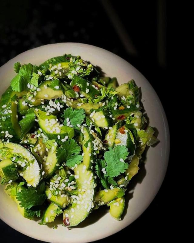 «Smashed» Asiatisk agurk og koriander salat