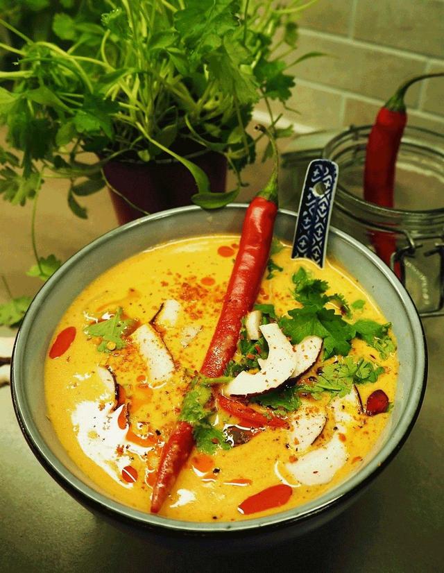 Spicy Thai red curry suppe med kokos