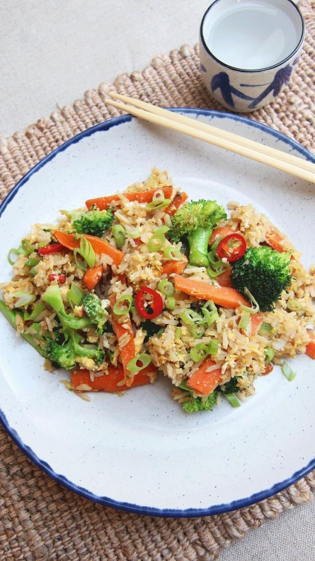 Stekt ris med grønnsaker og egg 