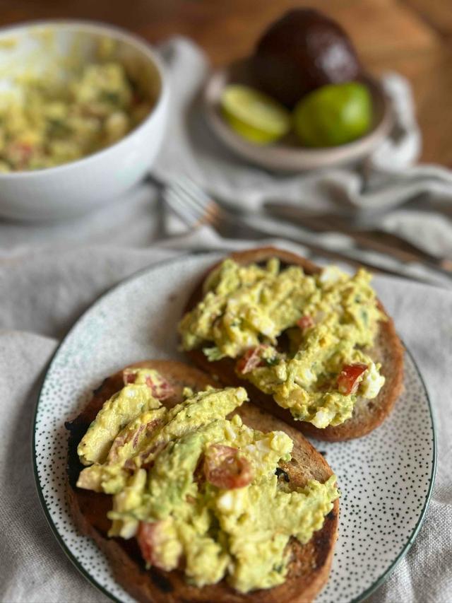 Toast med egg og avokado