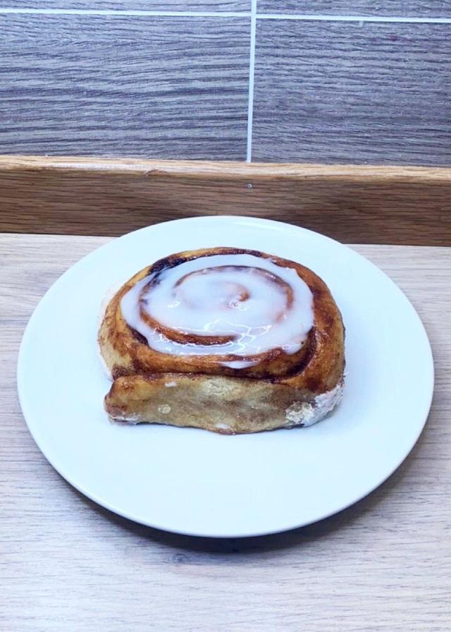 Vegan cinnamon buns with cream cheese frosting