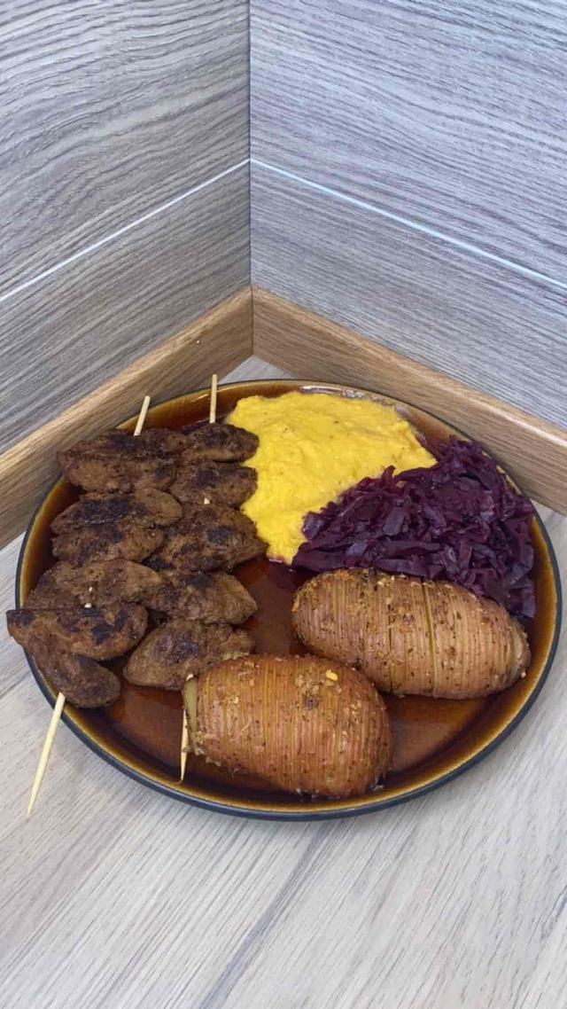 Vegansk pinnekjøtt med kålrotstappe, rødkål og hasselbackpoteter
