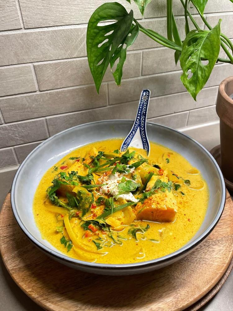 Kokos curry med gurkemeie og posjert salma