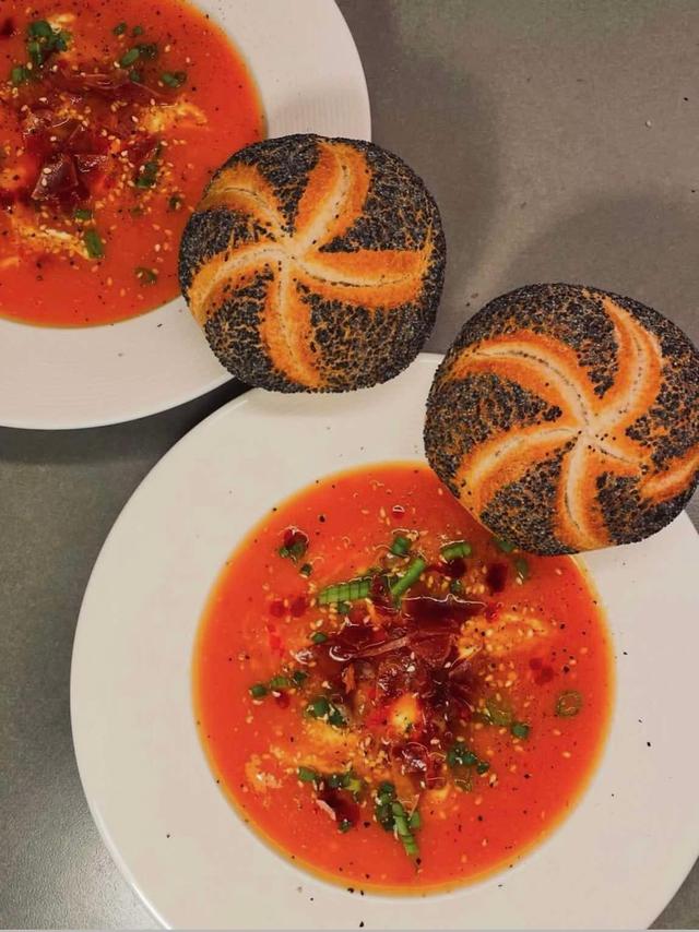 Spicy gulrot og ingefærsuppe med sprøstekt spekeskinke