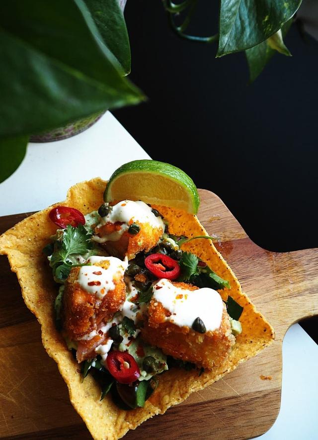 Crispy laksetaco med guacamole og tamarind dressing