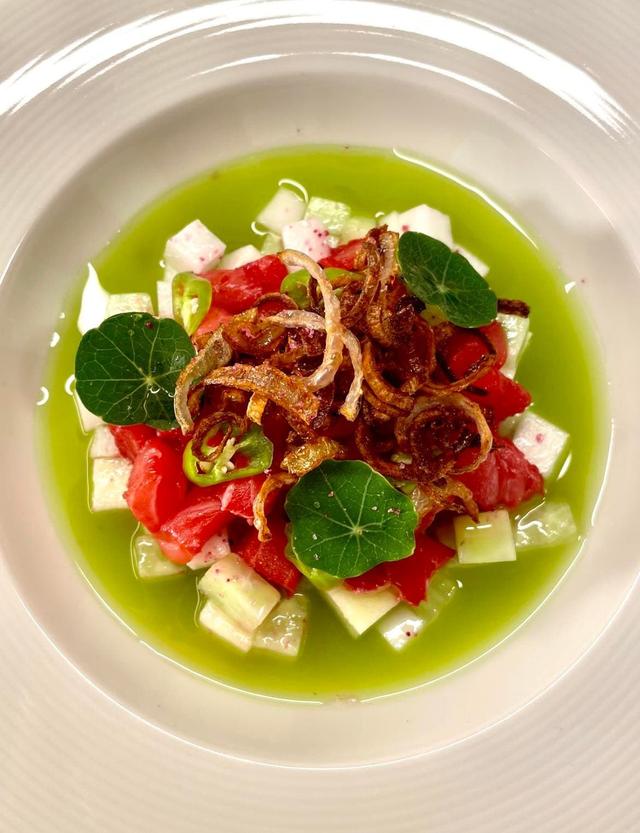 Rødbete og Yuzu marinert torske ceviche med nepe salat, sprøstekt sjarlottløk og persilleolje.