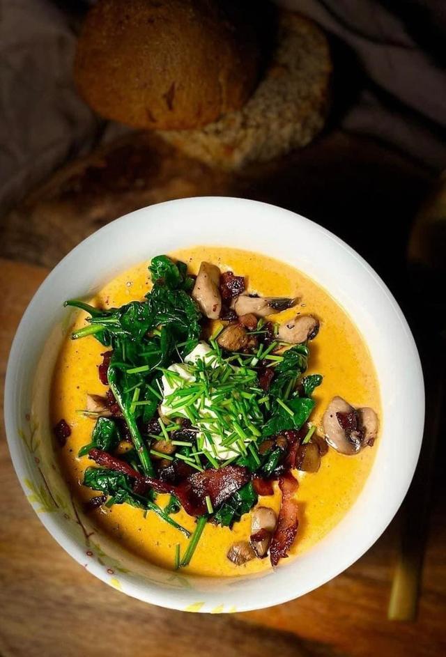 Gulrot og ingefærsuppe med appelsin, sopp og sprøstekt kalkunbacon