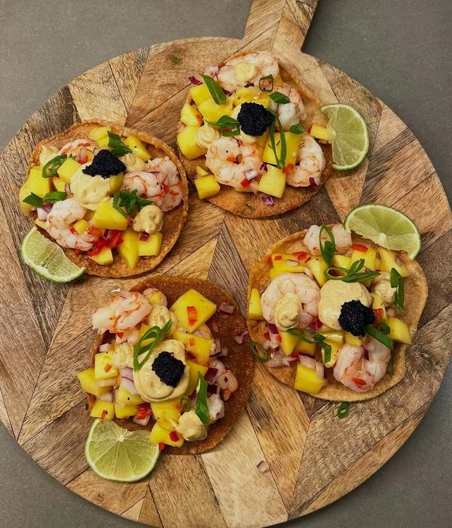 Crispy gyoza skin med mangosalsa, argentinske villreker og tom yum mayo