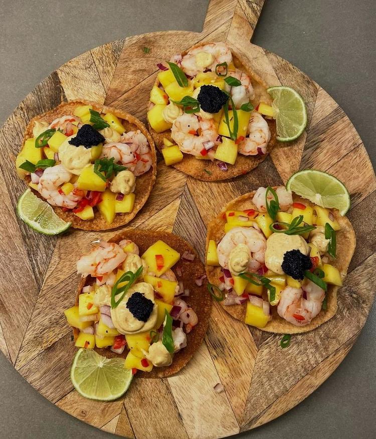 Crispy gyoza skin med mangosalsa, argentinske villreker og tom yum mayo