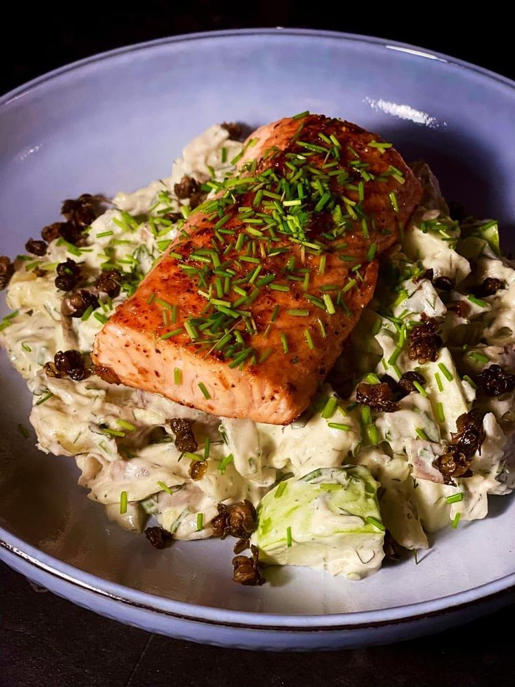 Kremet potet og fennikelsalat med eple, pannestekt laks og friterte kapers