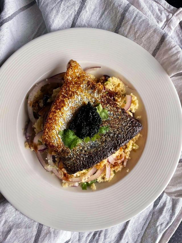 Pannestekt hoisin laks med couscous salat