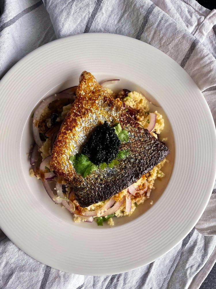 Pannestekt hoisin laks med couscous salat