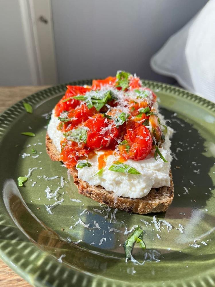 Italiensk ostetoast med stekt cherrytomat