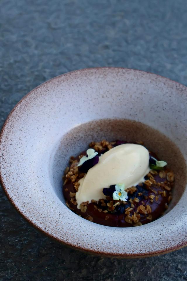 Luftig sjokolade cremoux med vaniljeis og blåbær!