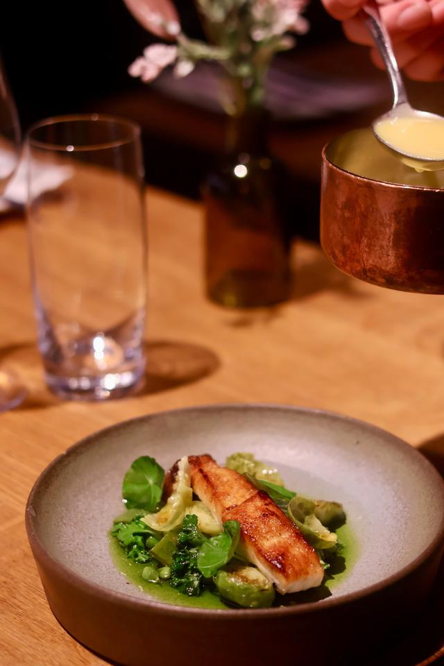 Stekt piggvar med røkt smørsaus og cassoulet på grønne grønsaker!