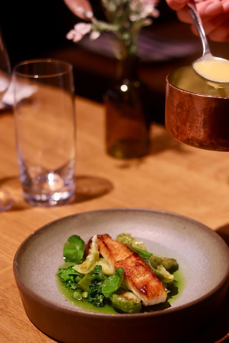 Stekt piggvar med røkt smørsaus og cassoulet på grønne grønsaker!