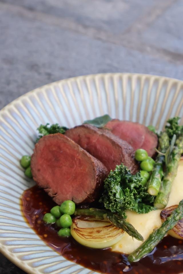 Stekt hjort med potetkrem, sjysaus og asparges!