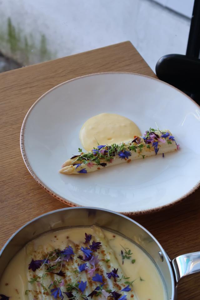 Hvite asparges med hollandaise!