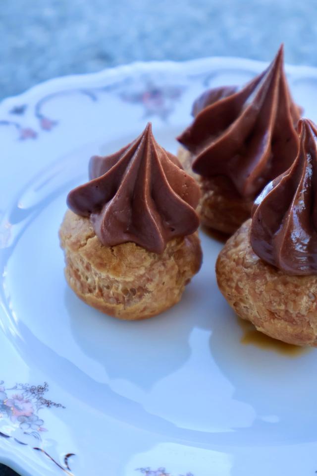 Pate choux fylt med salt karamell og toppet med sjokolade cremoux