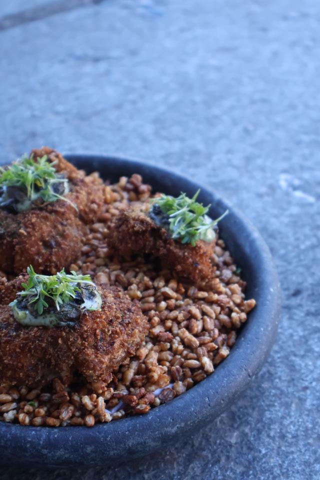 Friterte østerssopp med tang emulsion og puffet kapers!