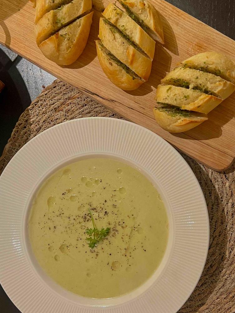 Potet og purreløksuppe med hvitløksbrød