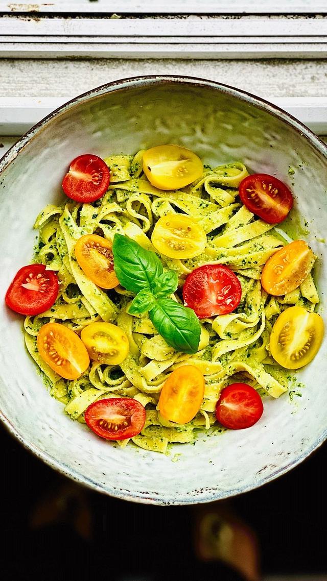 Pasta med basilikum og paranøttpesto