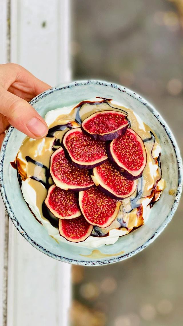 Gresk yoghurtdessert med tahini, daddelsirup og fiken