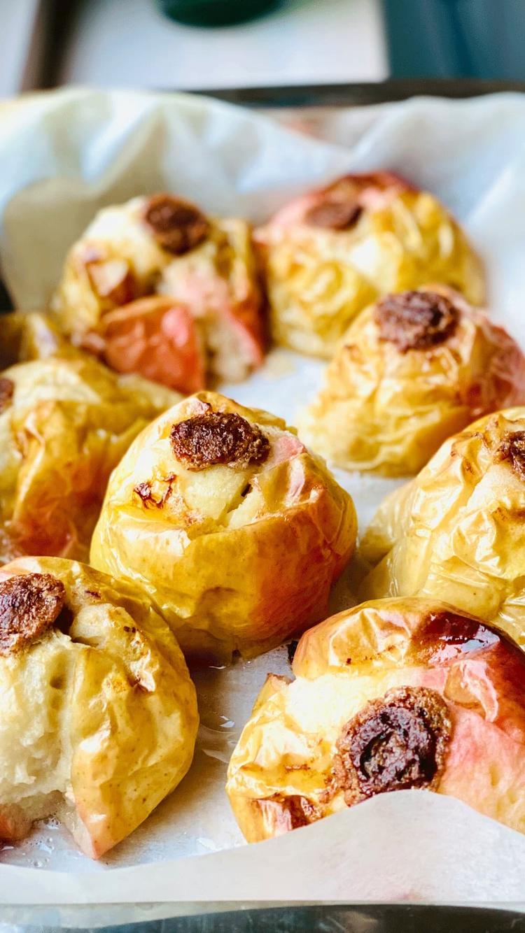 Bakte epler med kanel-, daddel- og mandelsmørfyll