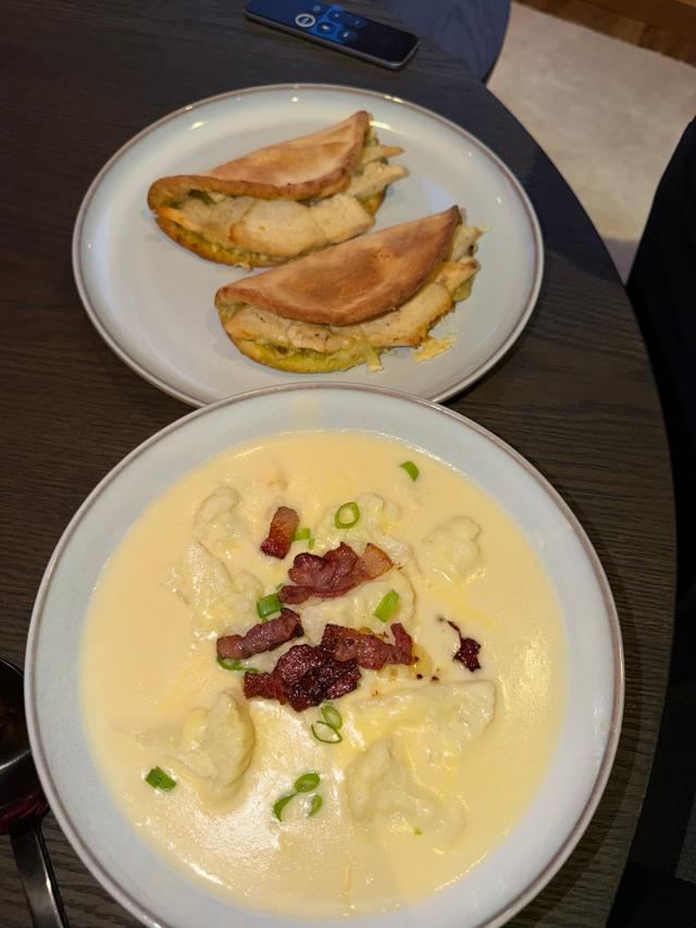 Blomkålsuppe og Kylling & pesto Piadina