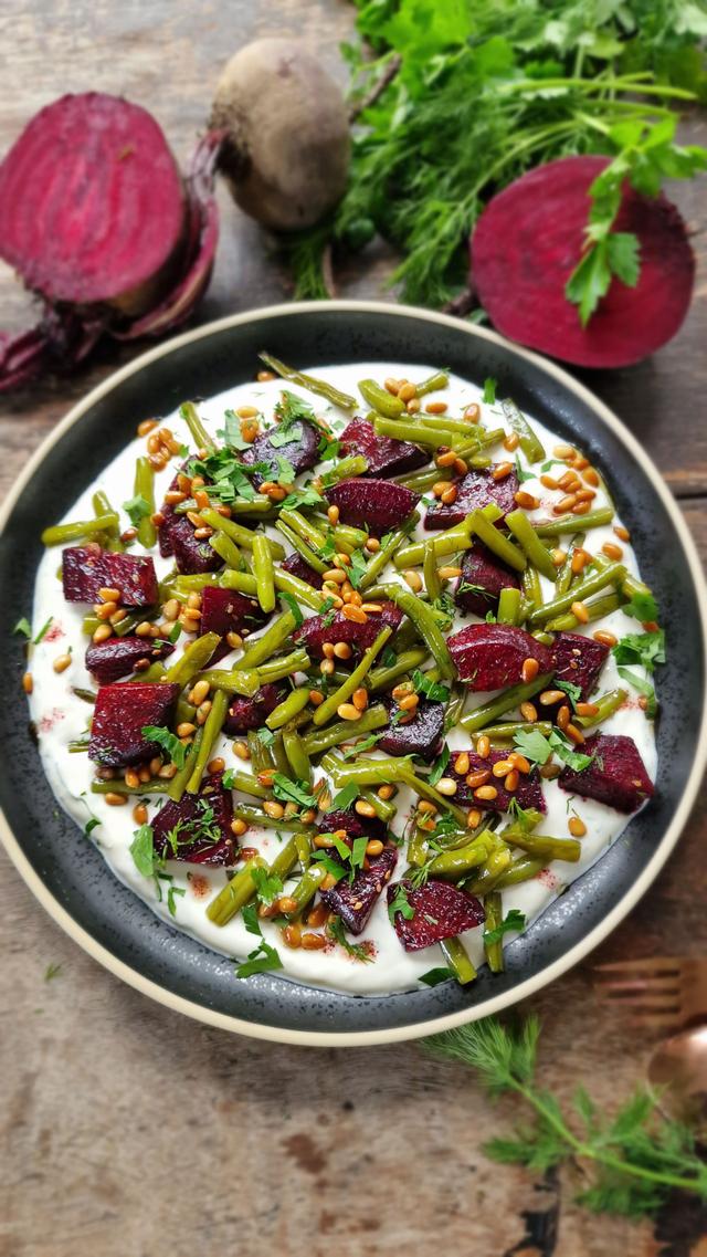 Ovnsbakte norske rødbeter med aspargesbønner og urtekremet yoghurt